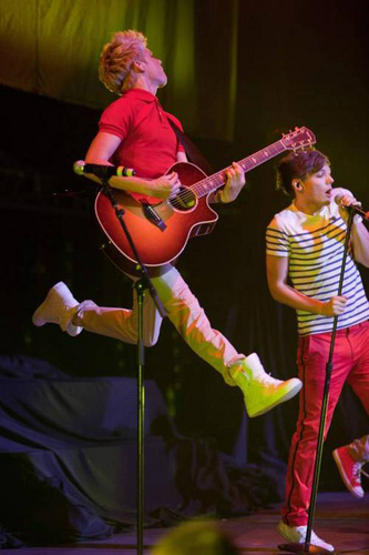  Niall jumping america:)