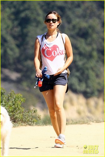  Olivia Wilde: Griffith Park Hike with Paco!