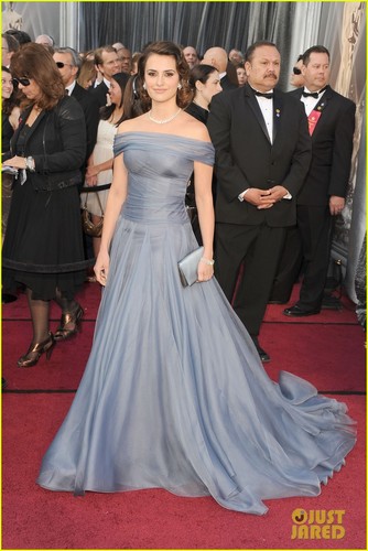  Penelope Cruz - Oscars 2012 Red Carpet
