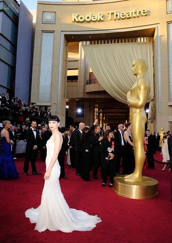  Rooney Mara - 84th Annual Academy Awards/red carpet - (26.02.2012)