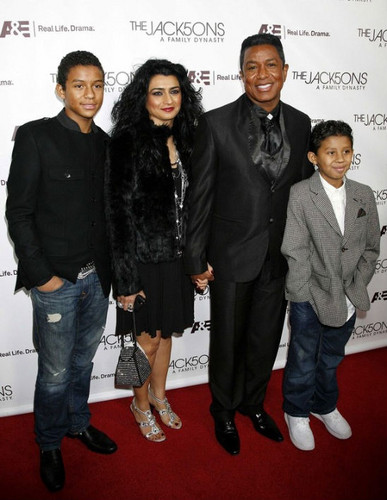 jaafar jackson with his family at the Jack5ons a family dynasty premiere 