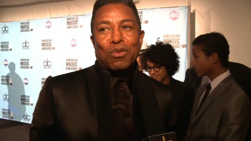  jermaine jackson with his 2 sons jeremy jackson and jaafar jackson at american 音楽 awards