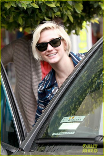  Ashlee Simpson: Shopping with Gal Pals!