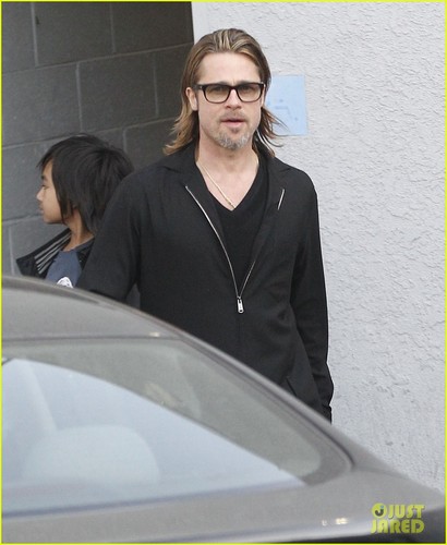 Brad Pitt & Maddox: Guitar Guys!