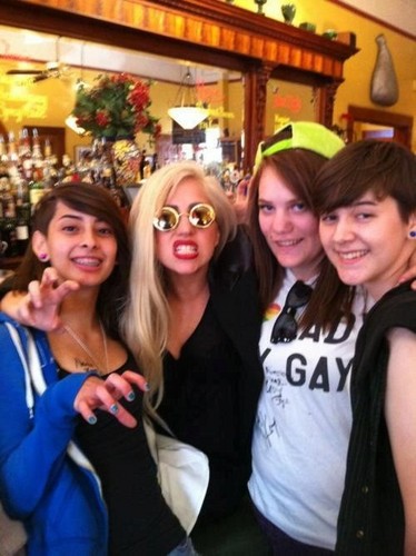  Gaga with fãs in Sonoma County