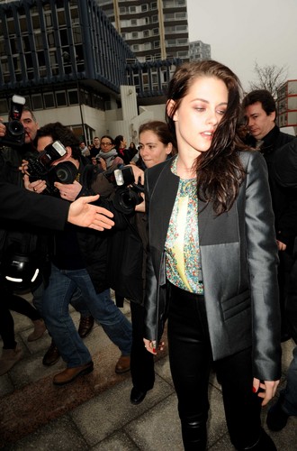  Kristen At The Balenciaga montrer During Paris Fashion Week