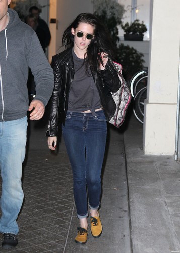  Kristen Stewart leaving her Hotel & visiting the Stella McCartney's 显示 Room - March 2, 2012.