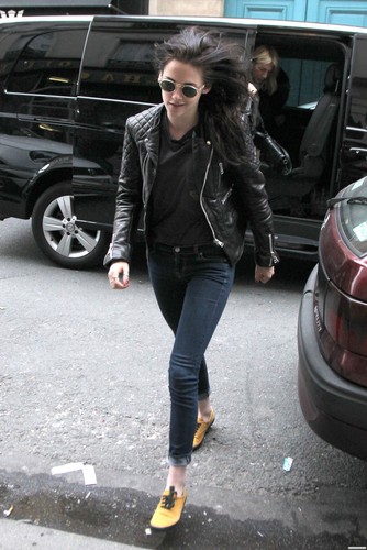  Kristen Stewart leaving her Hotel & visiting the Stella McCartney's montrer Room - March 2, 2012.