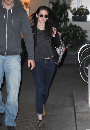  Kristen Stewart leaving her Hotel & visiting the Stella McCartney's প্রদর্শনী Room - March 2, 2012.