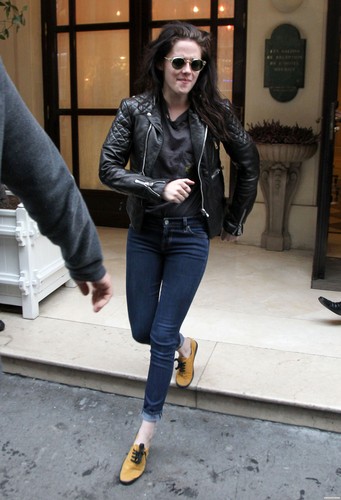 Kristen Stewart leaving her Hotel & visiting the Stella McCartney's Показать Room - March 2, 2012.