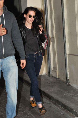  Kristen Stewart leaving her Hotel & visiting the Stella McCartney's hiển thị Room - March 2, 2012.