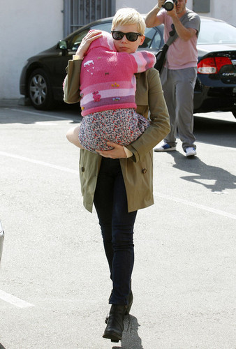  Michelle Williams & Busy Phillipps go to Lunch - (29.02.2012)