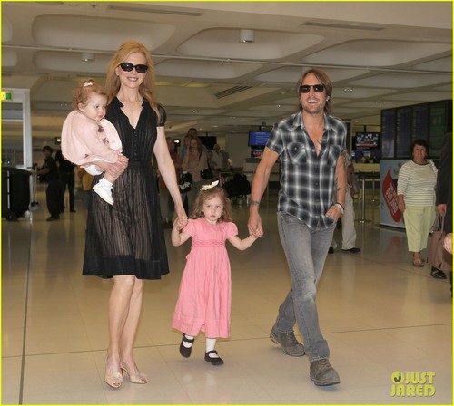 Nicole Kidman Takes Flight With the Family in Sydney