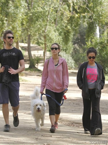  Olivia Wilde Hikes WIth 老友记 At Griffith Park