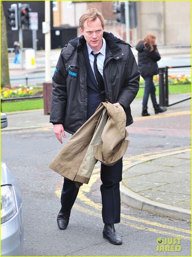  Paul Bettany: On Set for 'Blood'!