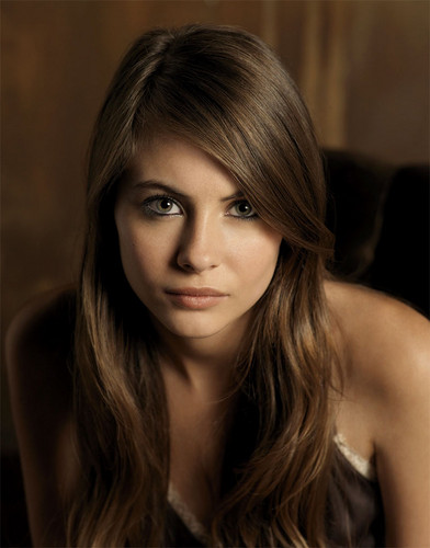  Willa Holland as Thea क्वीन