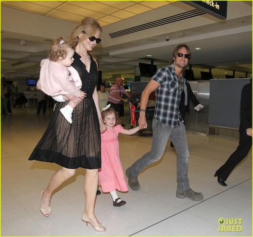  Nicole and Keith Take Flight With the Family in Sydney