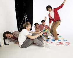  louis and 1d pals playing twister