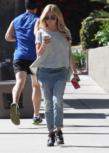  Ashley Tisdale And mga kaibigan Shopping In Santa Monica