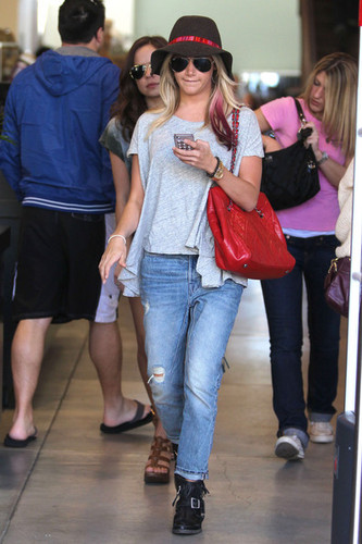  Ashley Tisdale And 프렌즈 Shopping In Santa Monica