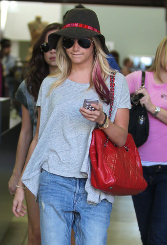  Ashley Tisdale And বন্ধু Shopping In Santa Monica