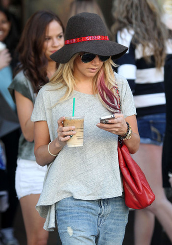  Ashley Tisdale And mga kaibigan Shopping In Santa Monica