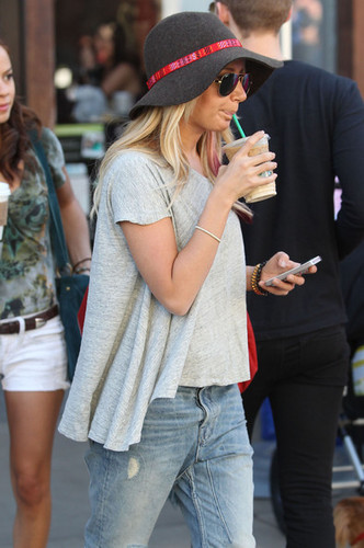  Ashley Tisdale And বন্ধু Shopping In Santa Monica