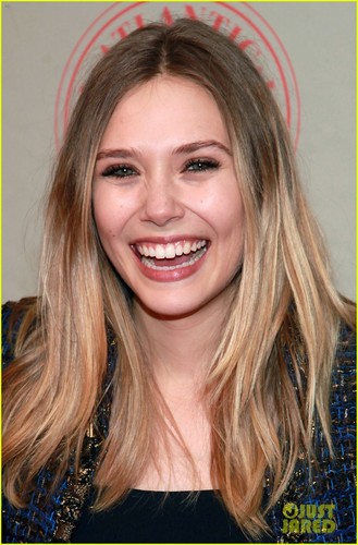  Elizabeth Olsen Is 'Itching to Do a Great Play'