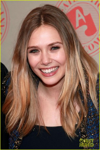  Elizabeth Olsen Is 'Itching to Do a Great Play'