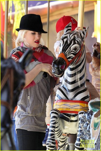  Gwen Stefani: Knott's Berry Farm with Kingston & Zuma!
