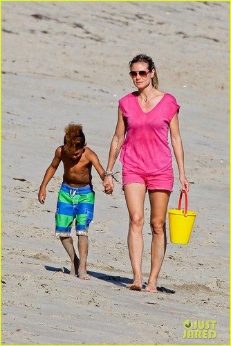  Heidi Klum: Paradise Cove with the Family!