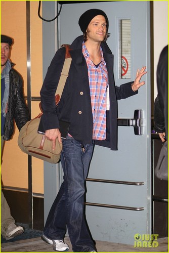  Jared Padalecki arrive at the airport in Vancouver
