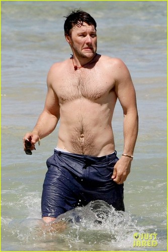  Joel Edgerton: Shirtless Dip at Bondi pantai