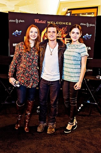  Josh, Jacqueline and Isabelle at The Hunger Games Mall Tour Chicago