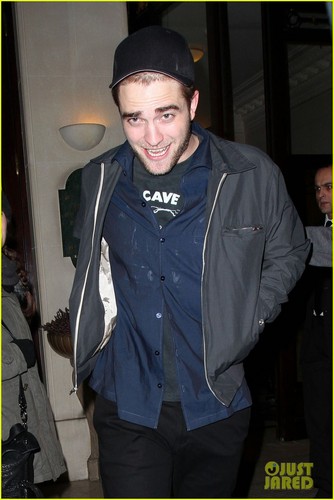 Kristen Stewart & Robert Pattinson: Parisian Dinner Date!