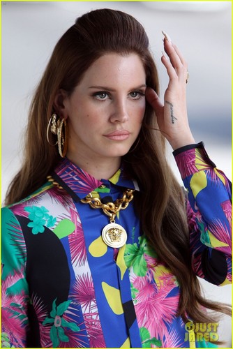  Lana Del Rey: Vibrant Versace foto Shoot