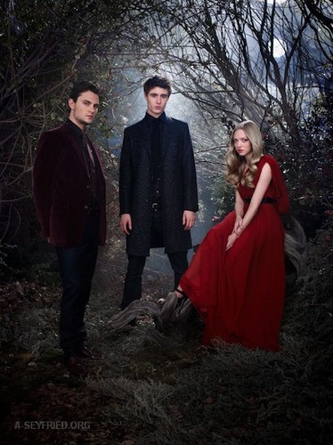 New/Old outtakes from Amanda's photoshoot promoting "Red Riding Hood" 
