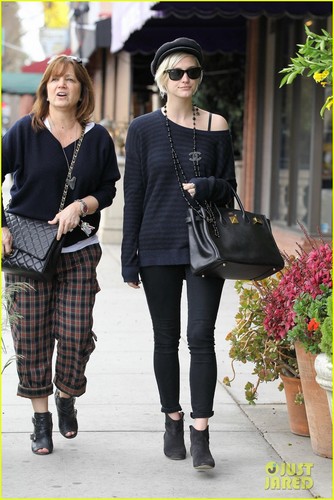  Ashlee Simpson & Mom Tina Grab Sushi in Studio City
