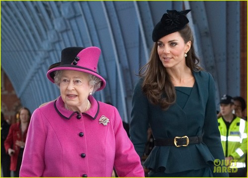  Duchess Kate & クイーン Elizabeth: ロンドン to Leicester!