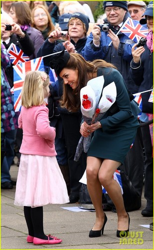  Duchess Kate & Queen Elizabeth: Londres to Leicester!