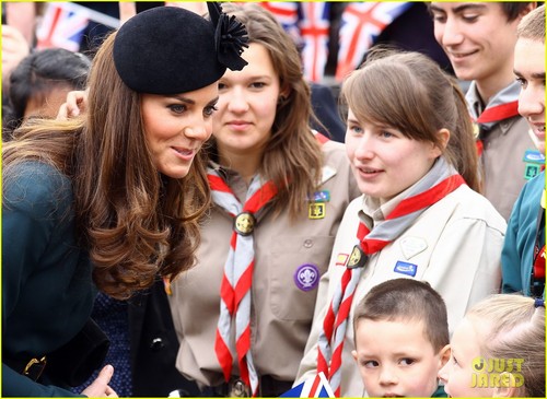  Duchess Kate & Queen Elizabeth: Londra to Leicester!