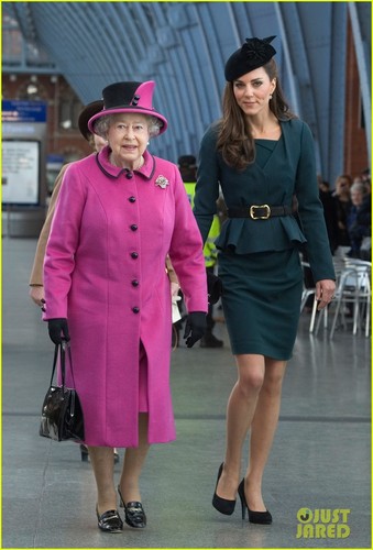  Duchess Kate & কুইন Elizabeth: লন্ডন to Leicester!