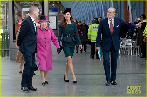  Duchess Kate & Queen Elizabeth: Londra to Leicester!