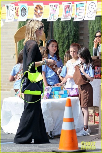  Heidi Klum Sells Girl Scout galletas with Leni