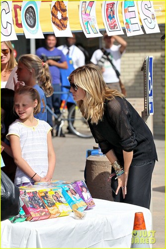  Heidi Klum Sells Girl Scout biscotti, cookie with Leni