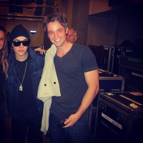  Justin backstage at Drake’s paradise 音乐会 in LA ☺