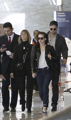  Kristen Stewart & Robert Pattinson arrive at Roissy Airport in Paris, France - March 8, 2012.