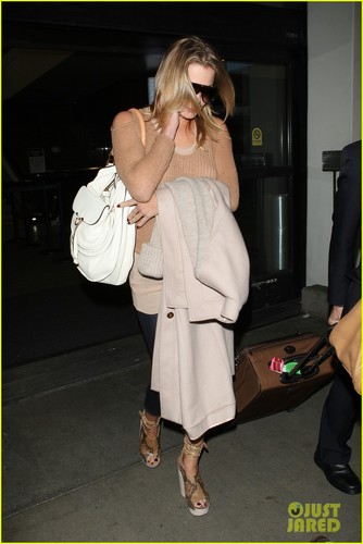  LeAnn Rimes: Under The Weather at LAX