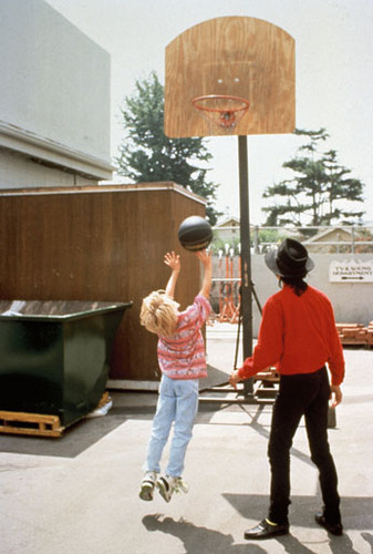  Macaulay Culkin playing basketball, basket-ball with Michael Jackson