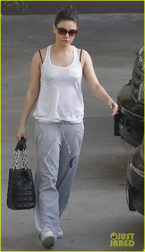  Mila Kunis: Midweek Workout